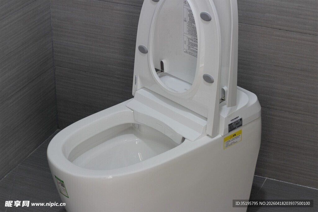 白色智能马桶特写