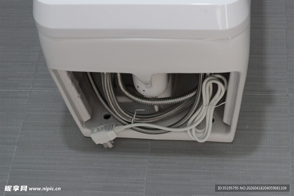 白色电器内部杂乱电线