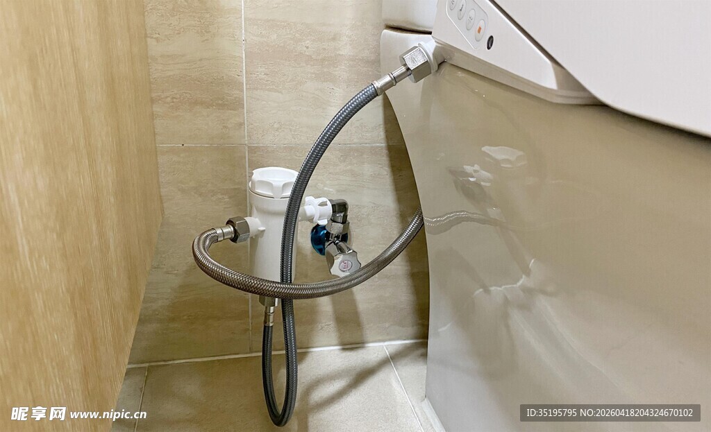 浴室金属边几放洗漱用品