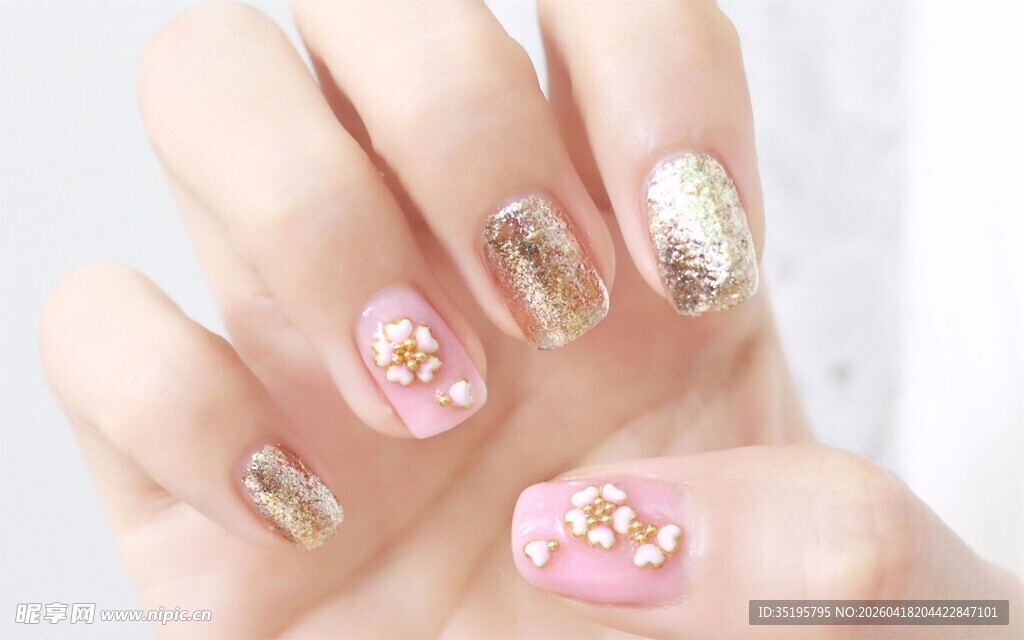 精致美甲指尖的绚丽花朵