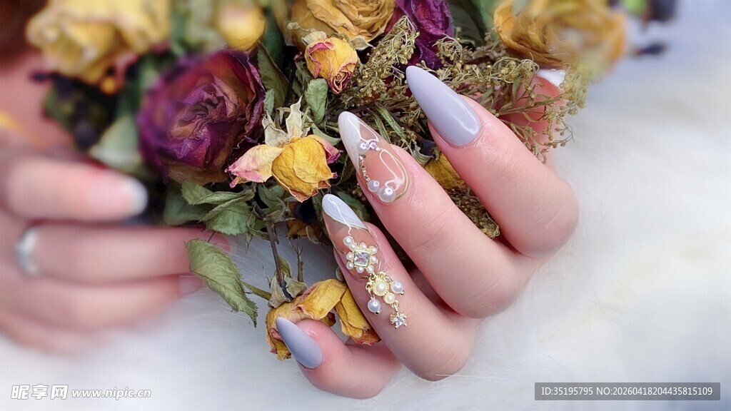 美甲配花束尽显优雅气质
