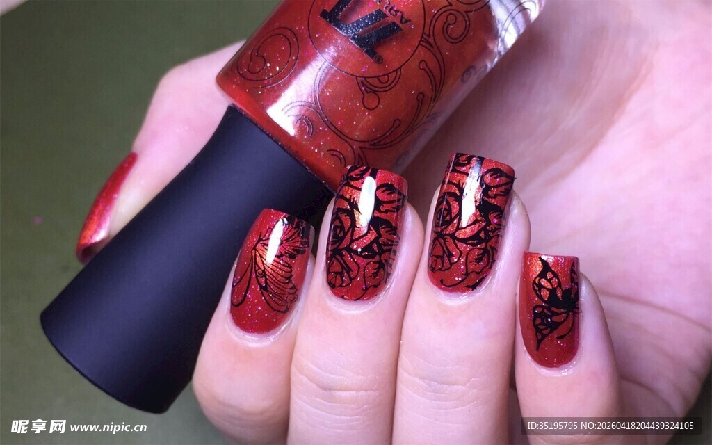 红色美甲配黑色指甲油