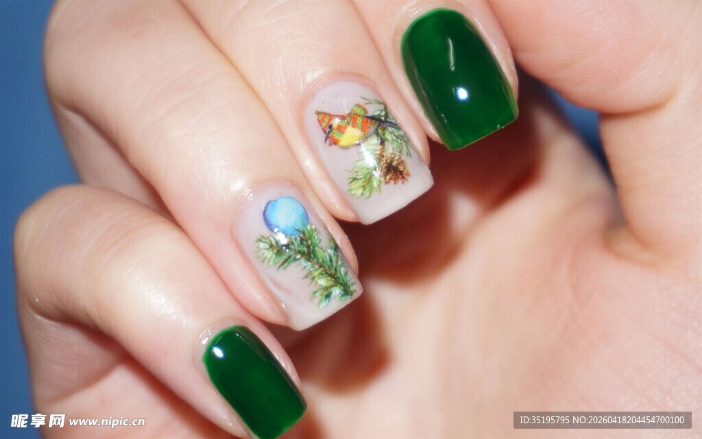 绿色美甲配精致花朵图案