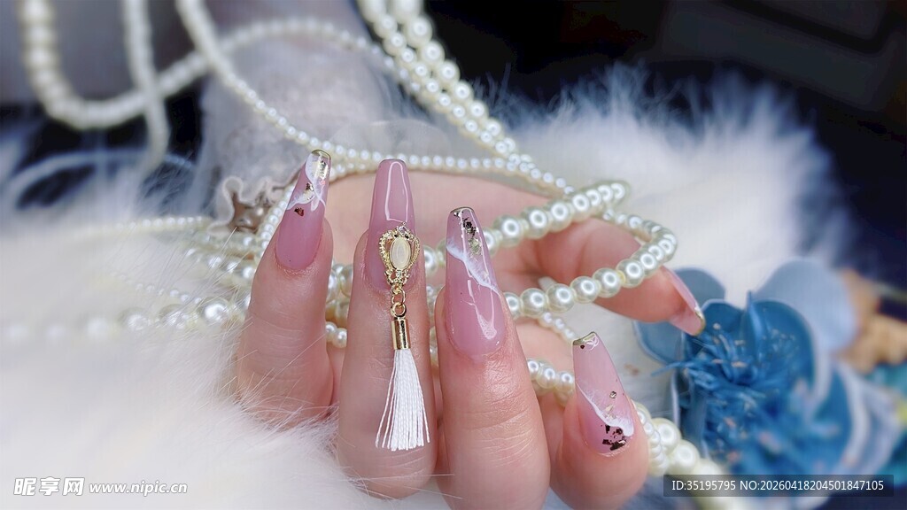 精致美甲搭配饰品展示