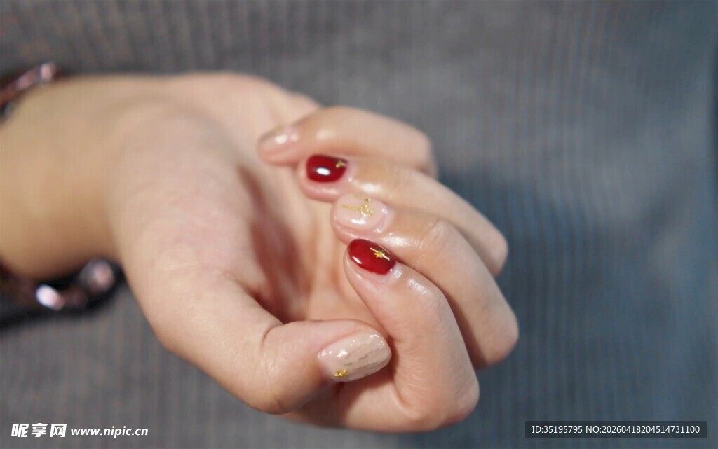 手托闪耀红宝石