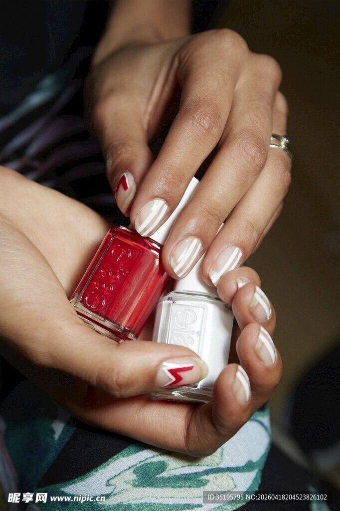 女性手部美甲涂抹场景