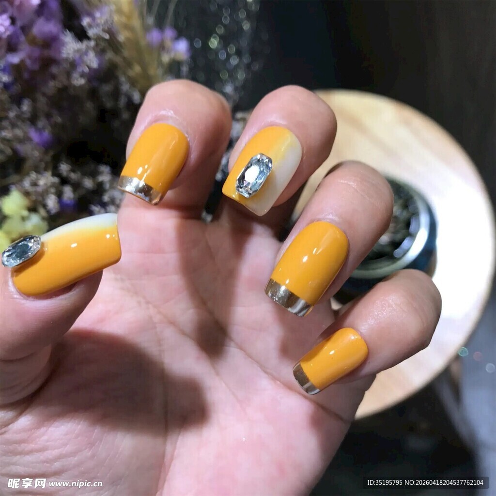 黄色美甲搭配闪亮装饰