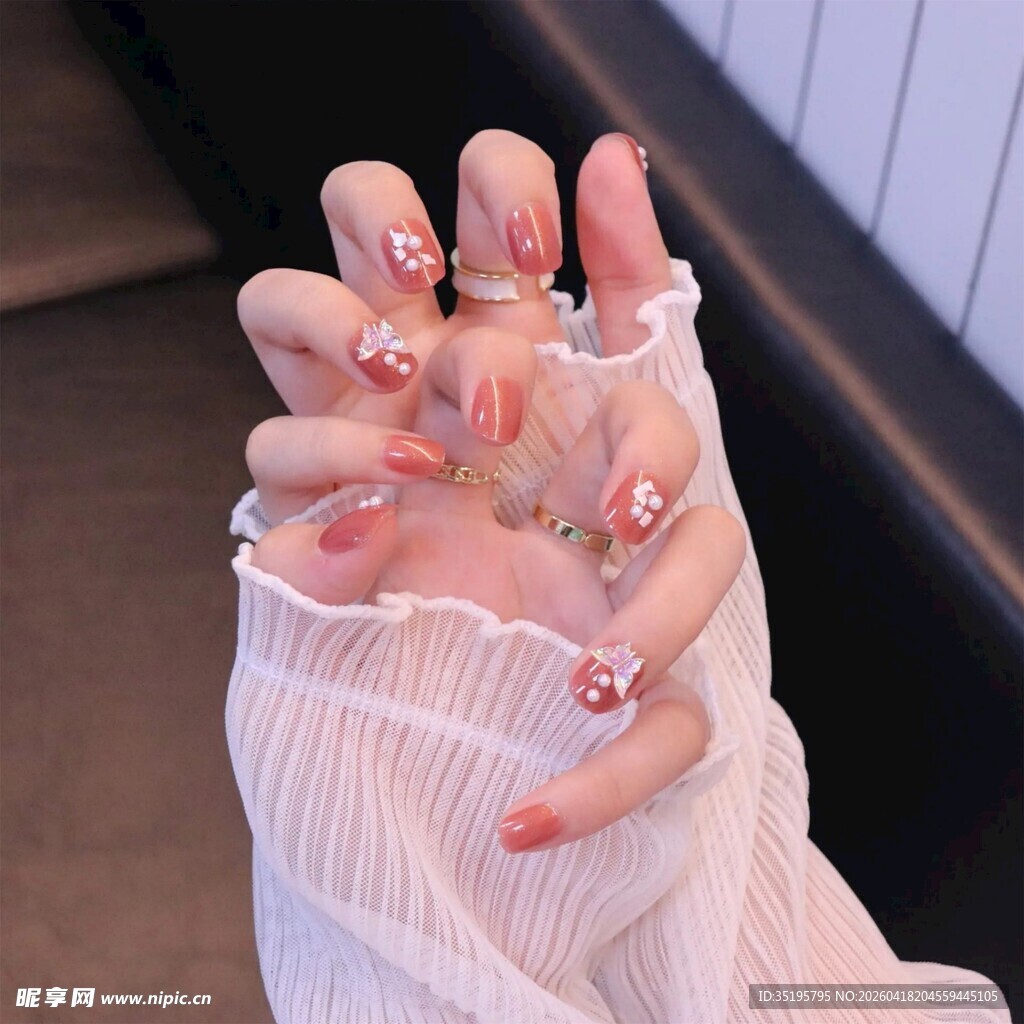 精致美甲搭配个性戒指