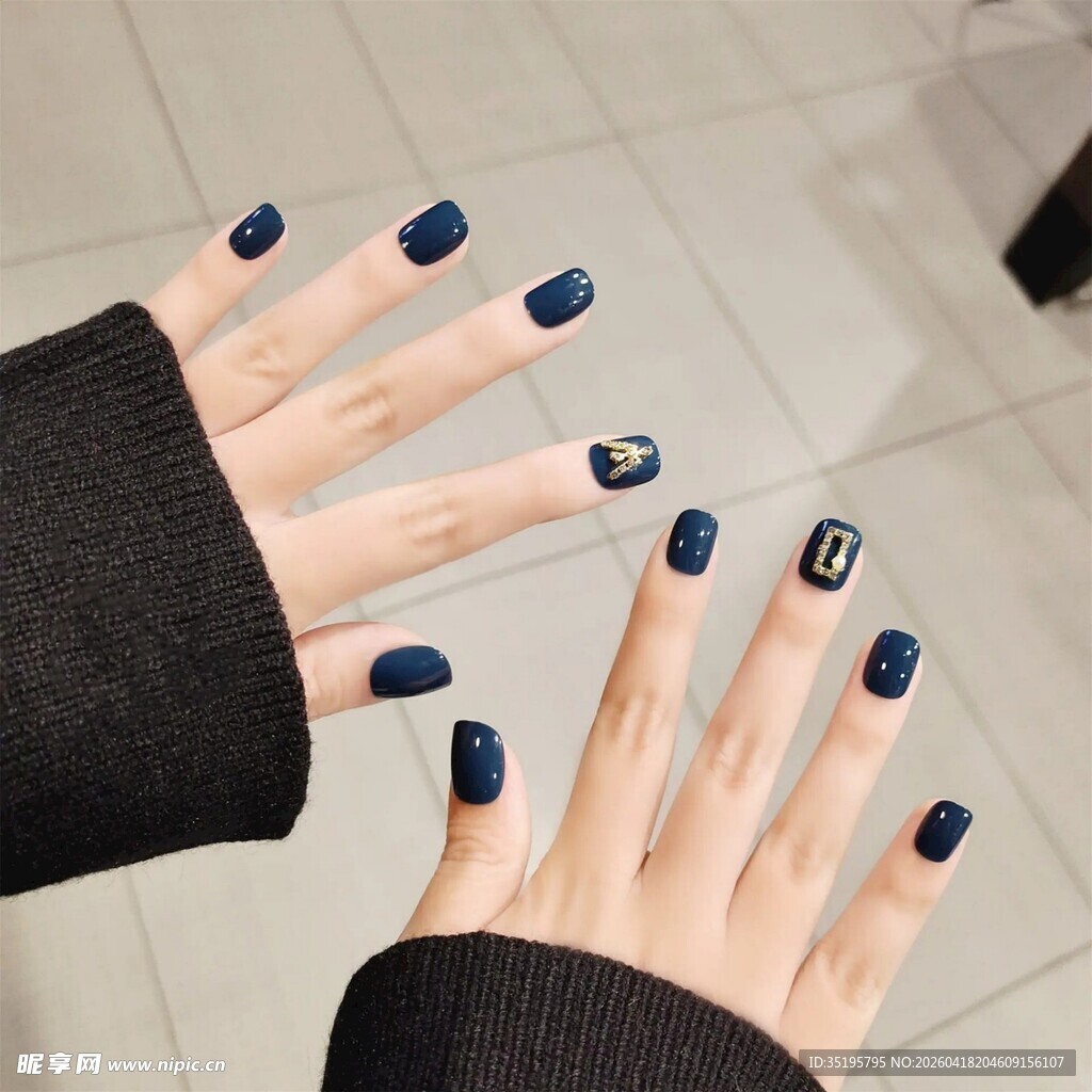 深蓝美甲搭配个性装饰