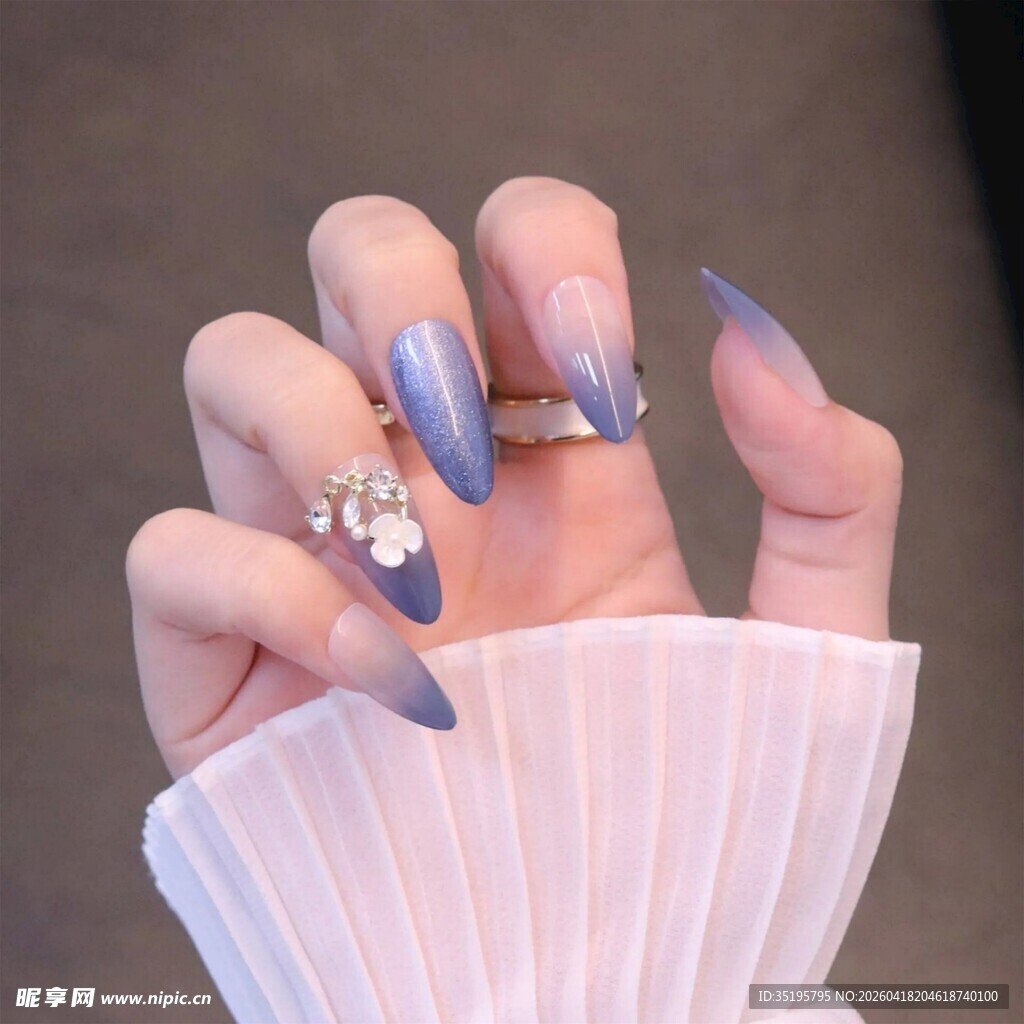 渐变美甲配精致戒指展示