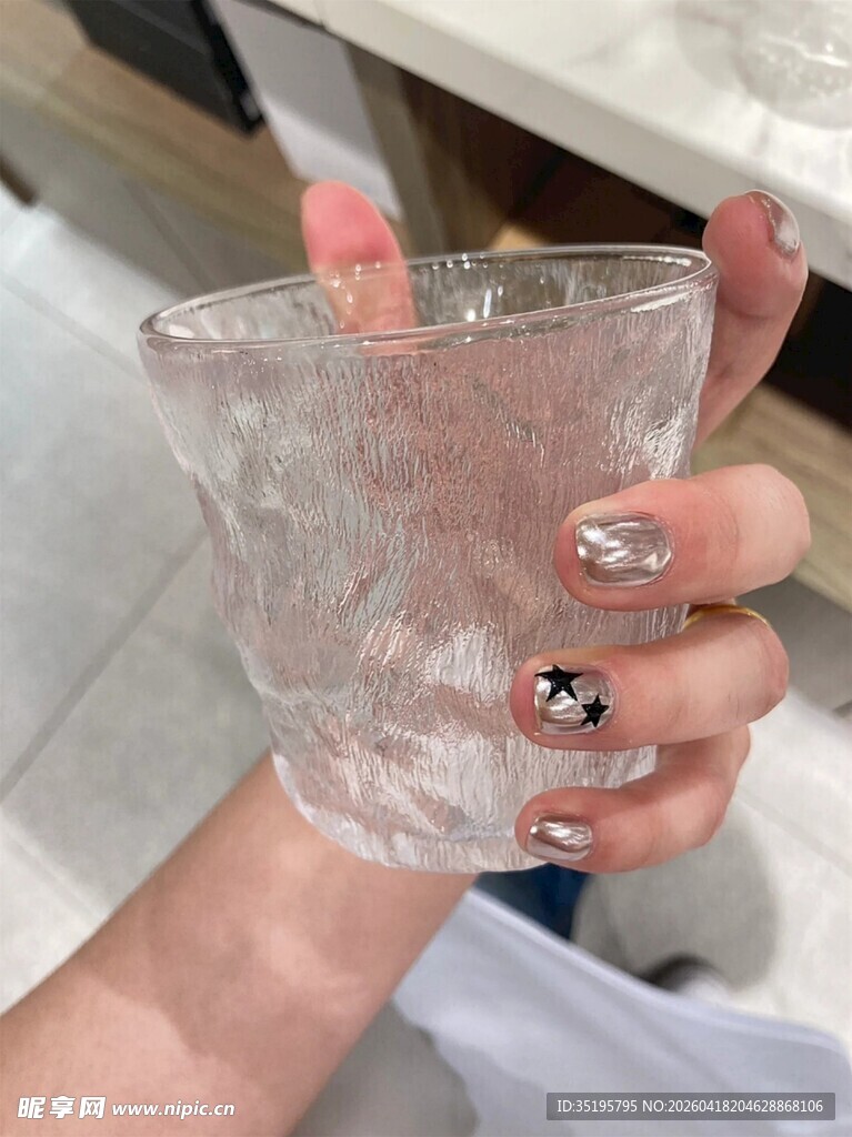 手捧透明质感玻璃杯