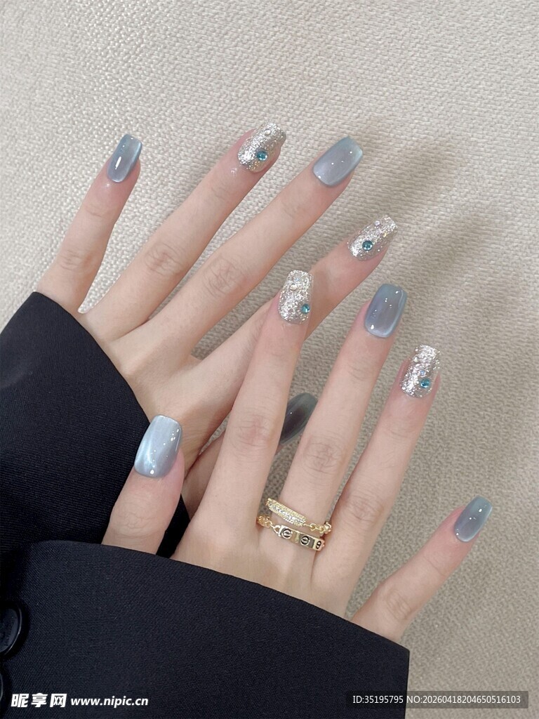 时尚美甲搭配精致戒指