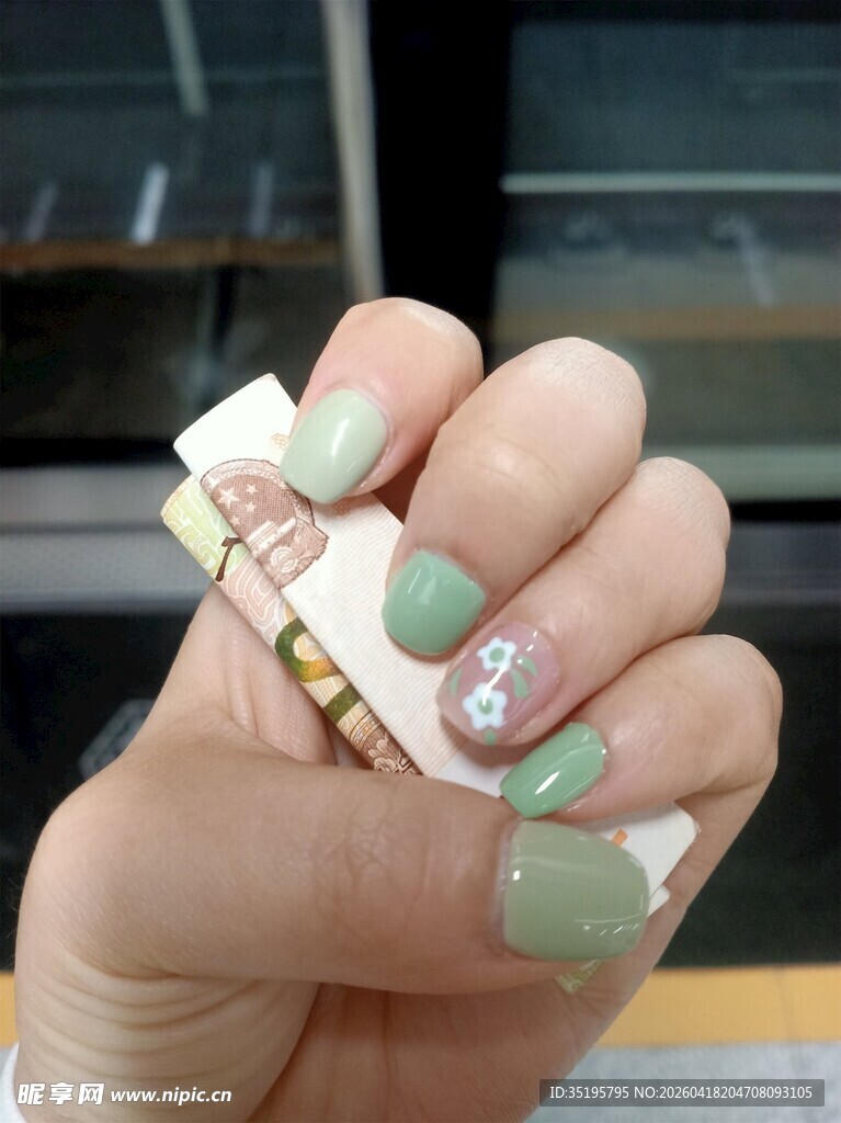 清新浅绿色美甲精致展示