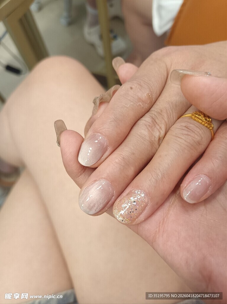 精致美甲手部特写展示