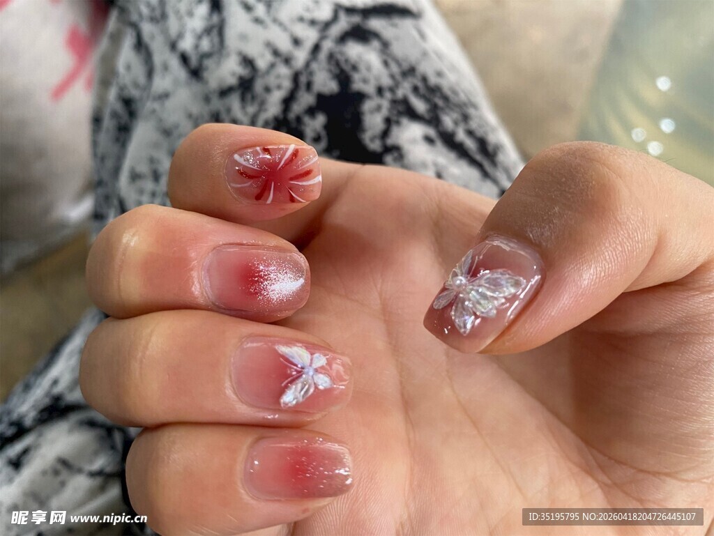 精致花朵美甲展示