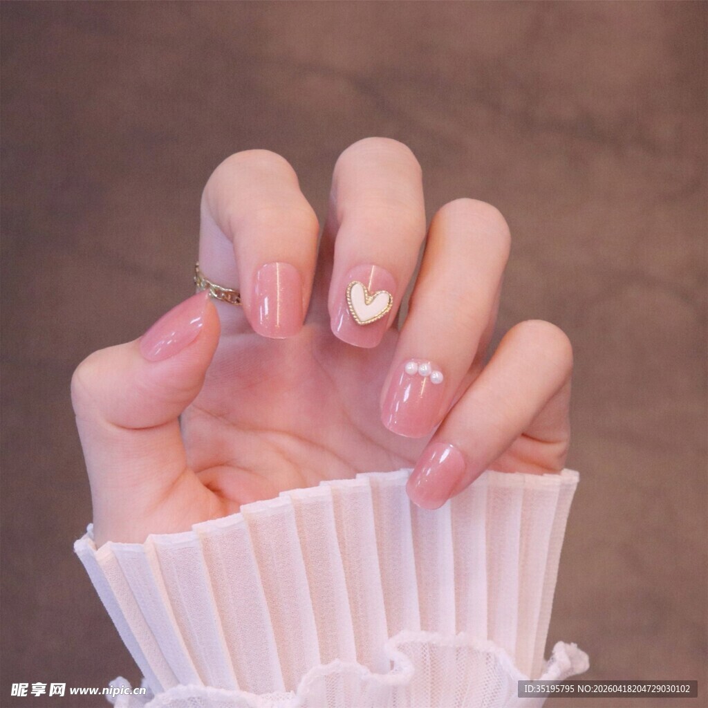 精致美甲手部特写