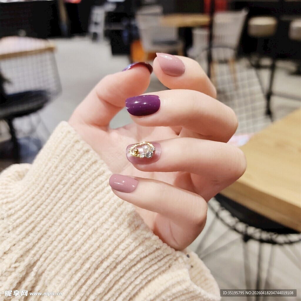 精致美甲搭配闪亮戒指