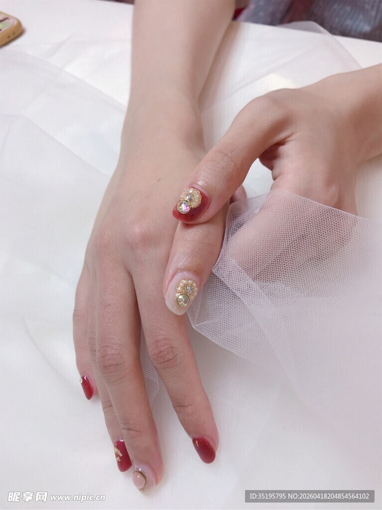 精致美甲手部特写展示