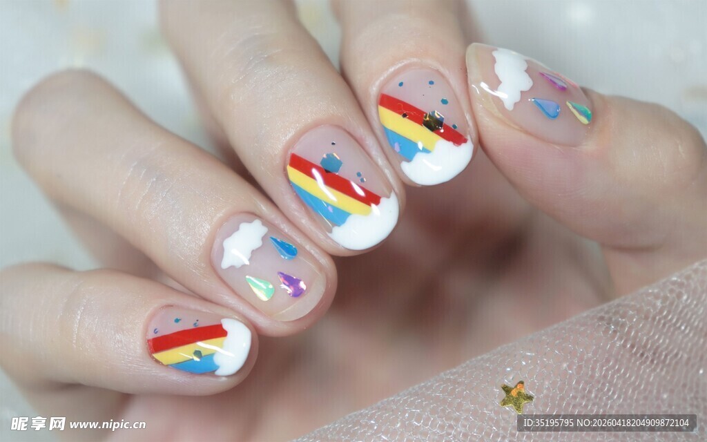 彩虹图案美甲