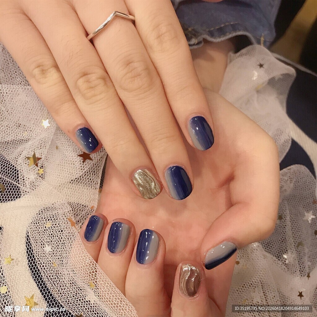 精致蓝色美甲手部特写