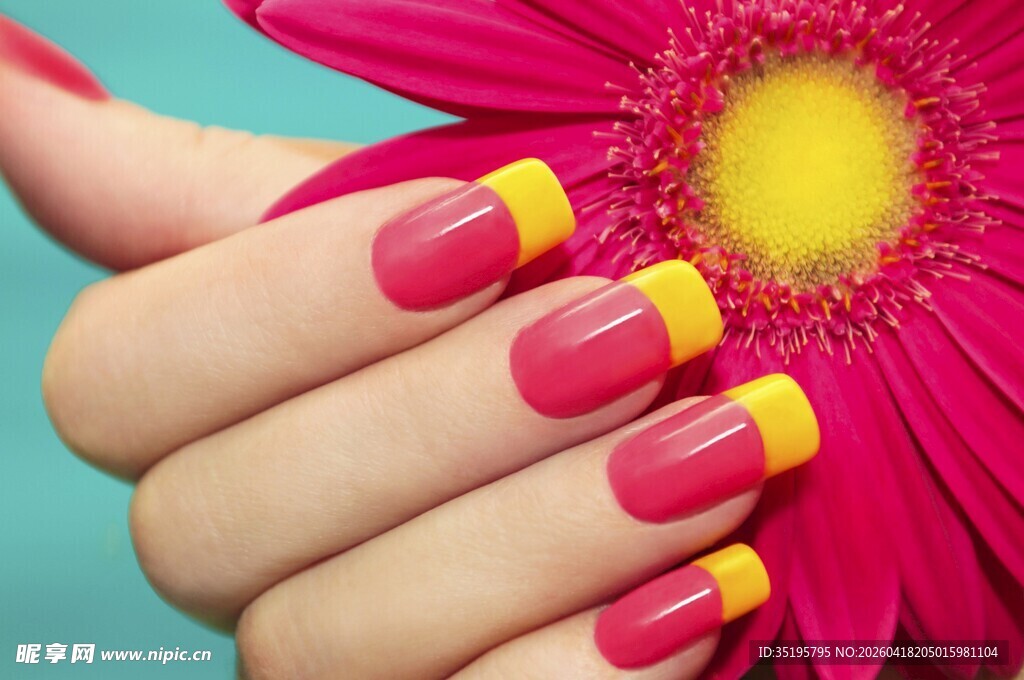 美甲美手与鲜艳花卉