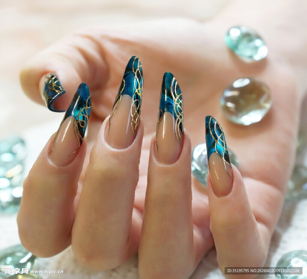 蓝绿美甲配璀璨饰品