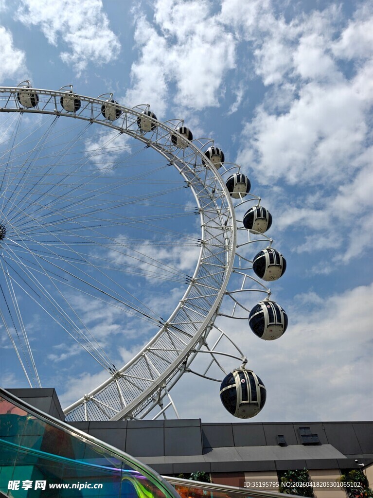 蓝天白云下的摩天轮