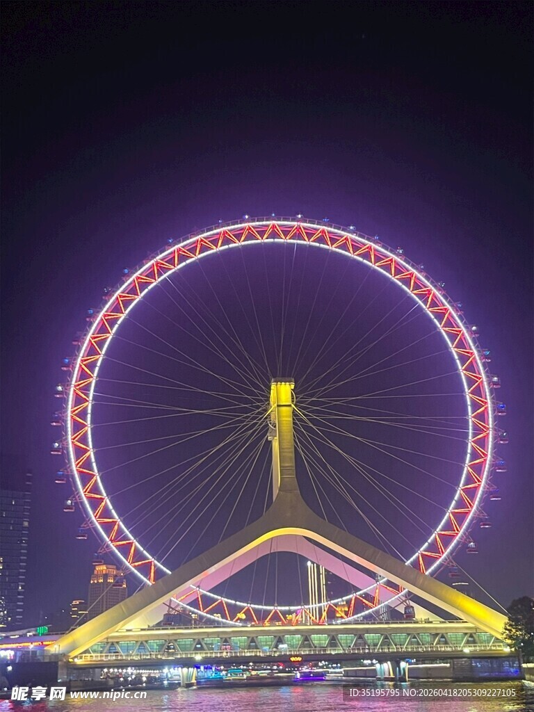 璀璨夜景中的绚丽摩天轮