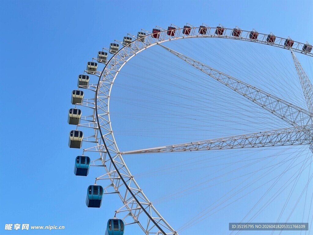 蓝天映衬下的巨型摩天轮