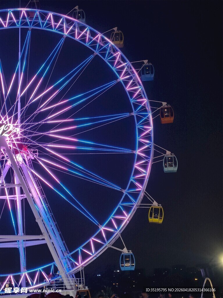 璀璨摩天轮点亮夜空