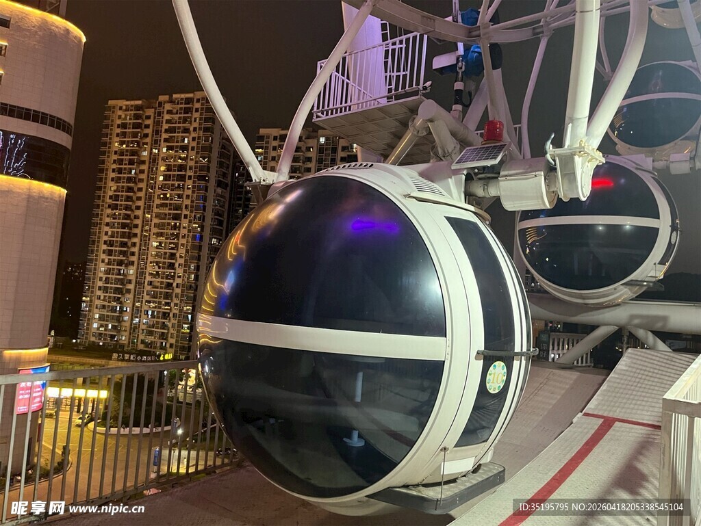 城市中的科幻球形观景舱