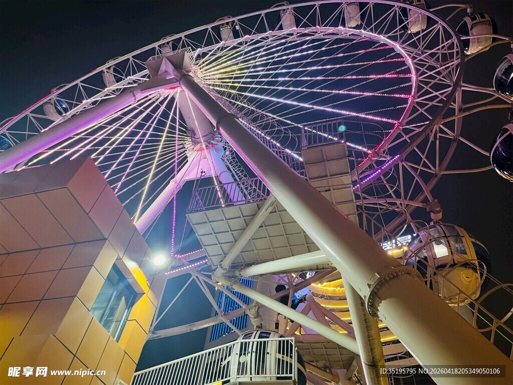 夜晚绚丽的摩天轮景观