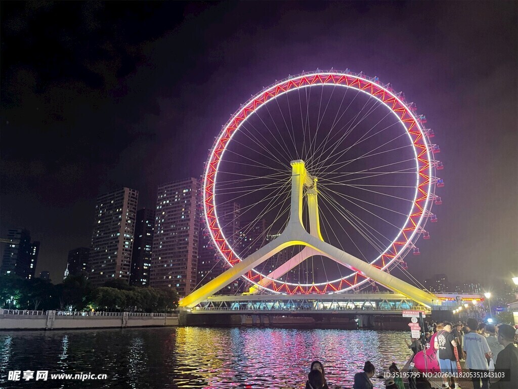 璀璨夜景中的绚丽摩天轮