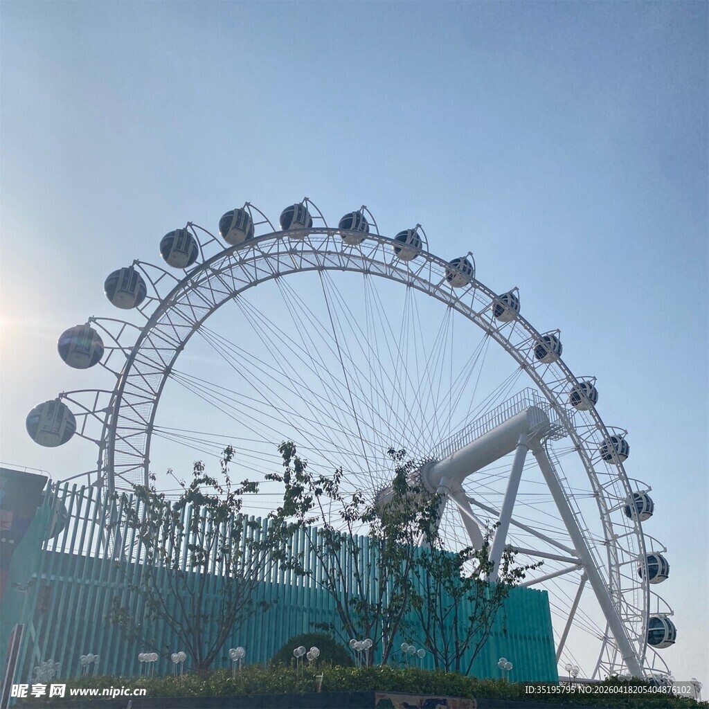 城市中的巨型摩天轮景观