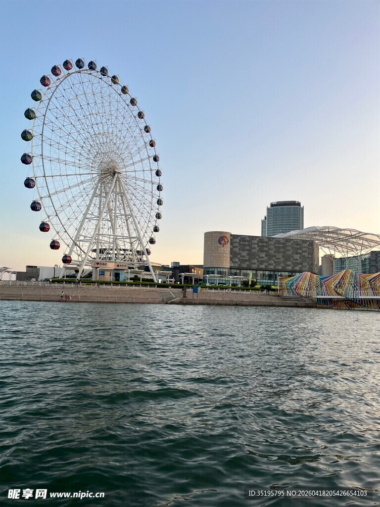 海滨摩天轮与城市景观