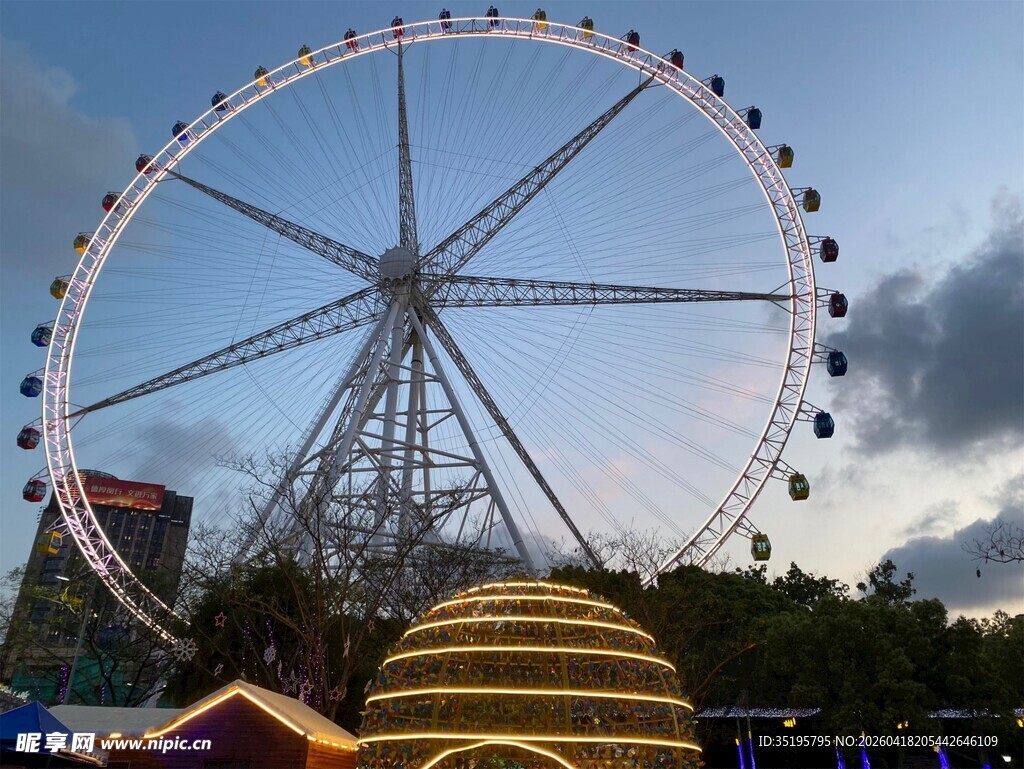摩天轮下的梦幻游乐场景