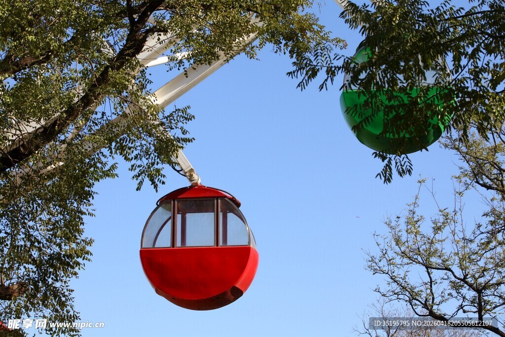 空中缆车穿梭于绿树蓝天
