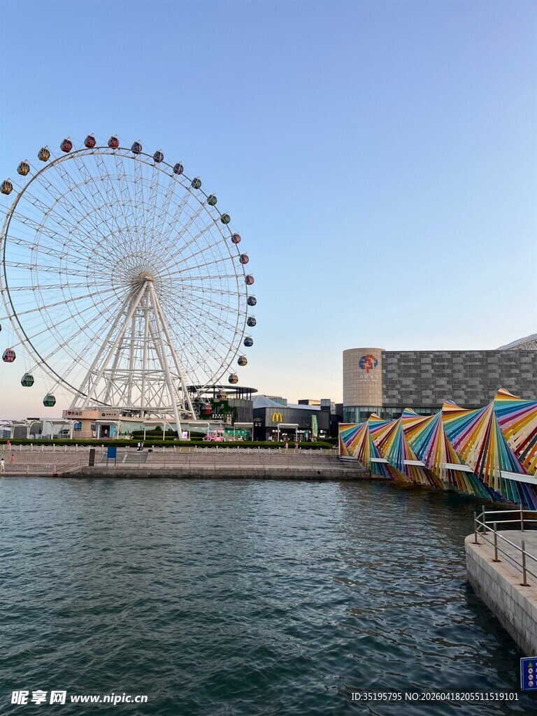 海滨摩天轮与彩色步道