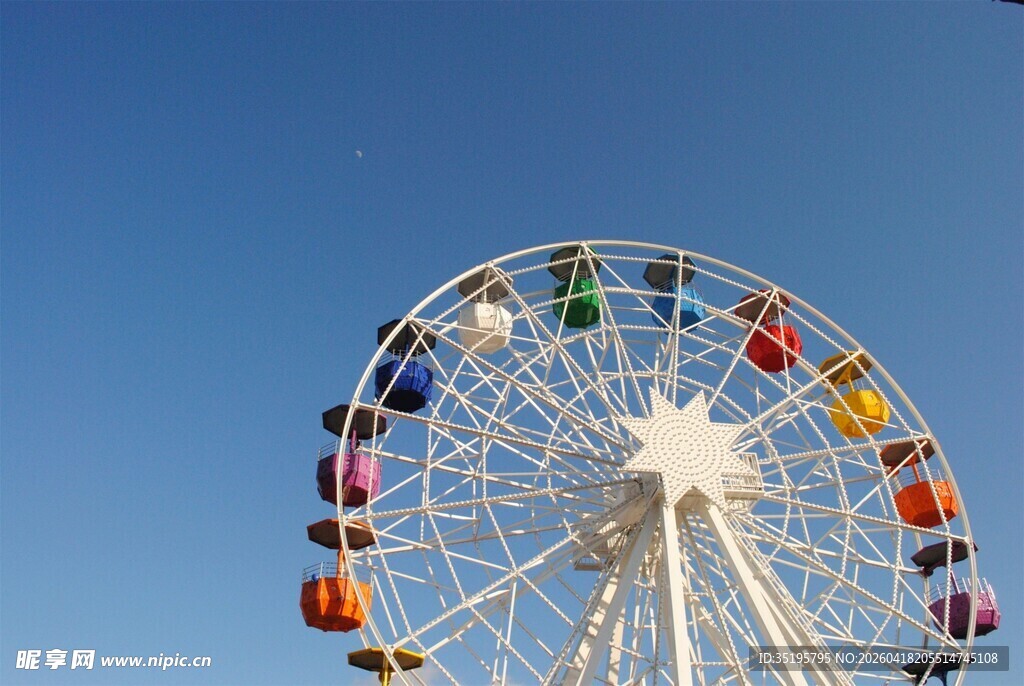蓝天之下的彩色摩天轮