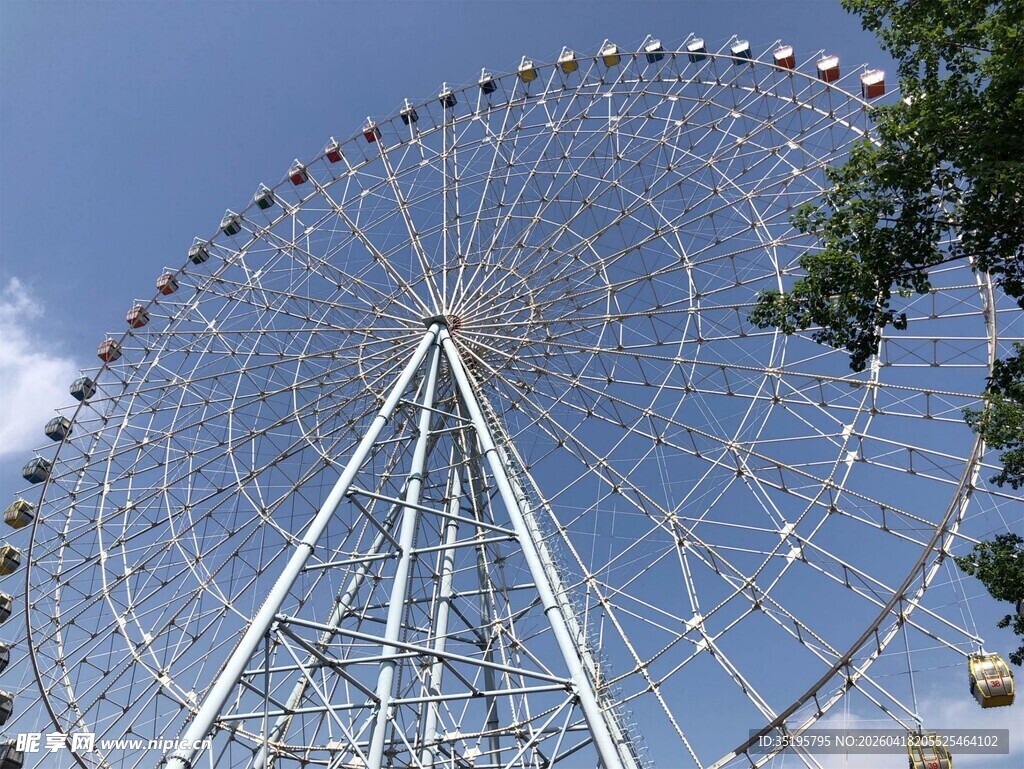 蓝天映衬下的巨型摩天轮