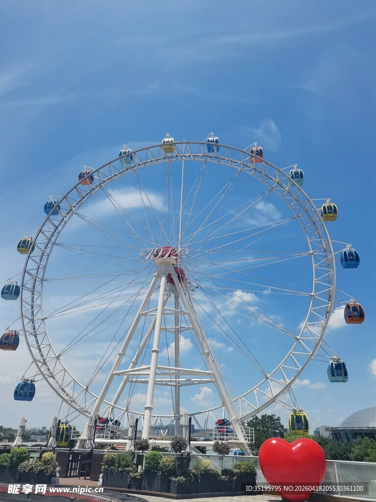 浪漫摩天轮与红心景观