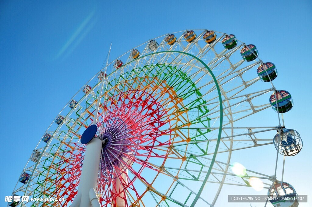 绚丽摩天轮绽放在蓝天