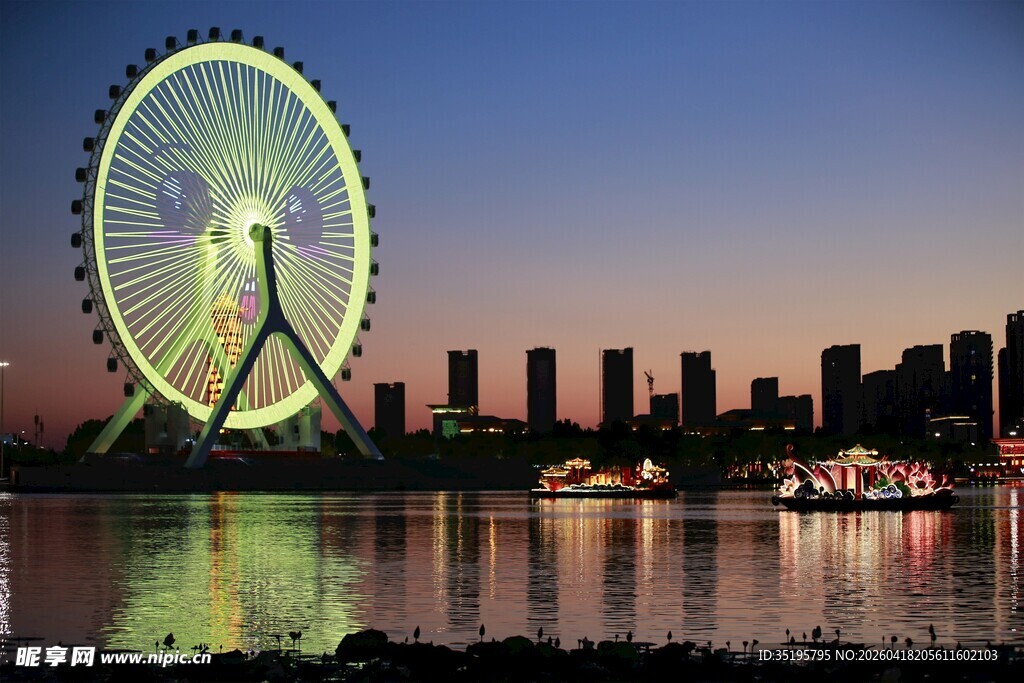 城市湖畔的璀璨摩天轮