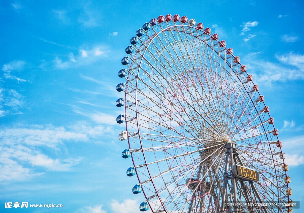 蓝天之下的巨型摩天轮