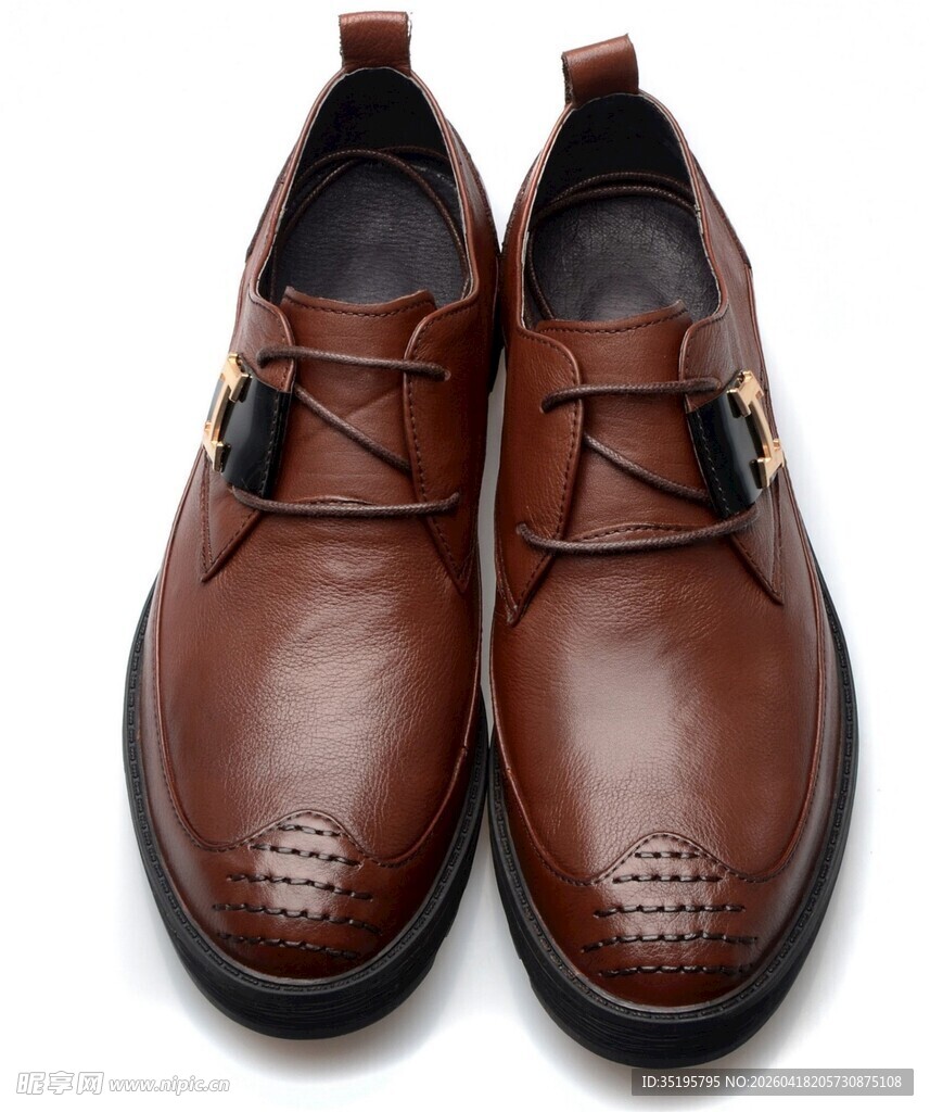 棕色系带皮鞋展现质感