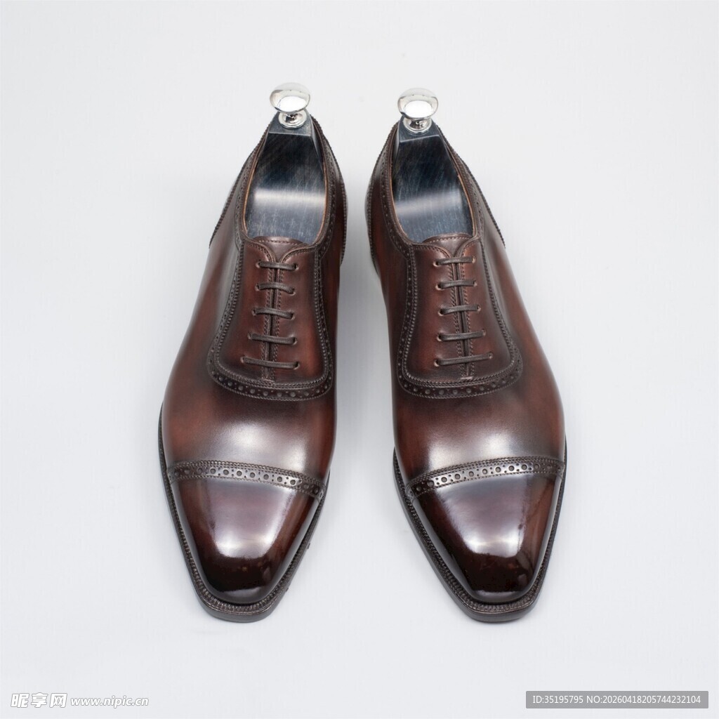 棕色皮鞋展示