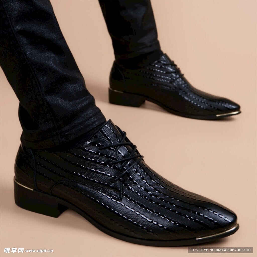 男士黑色编织皮鞋特写