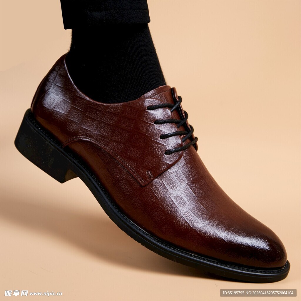 男士棕色系带皮鞋特写