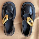 黑色搭扣皮鞋时尚展示