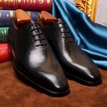 精致皮鞋搭配书籍与绸缎